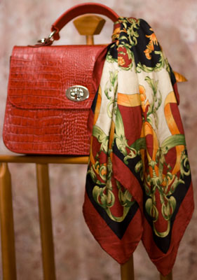 Шелковый платочек на сумке деловой леди смотрится не менее изысканно, чем на шее или голове